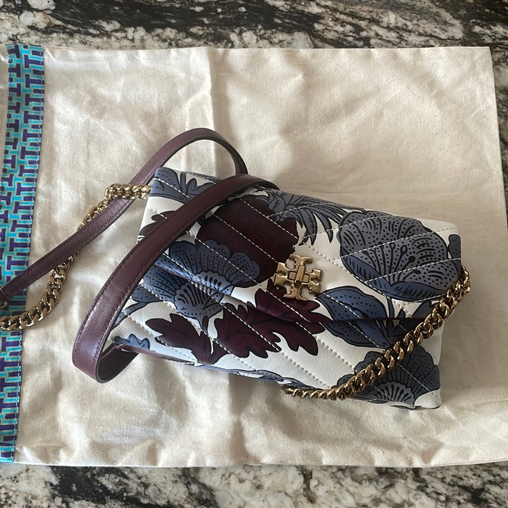 Tory Burch Kira Chevron Printed Chain Wallet